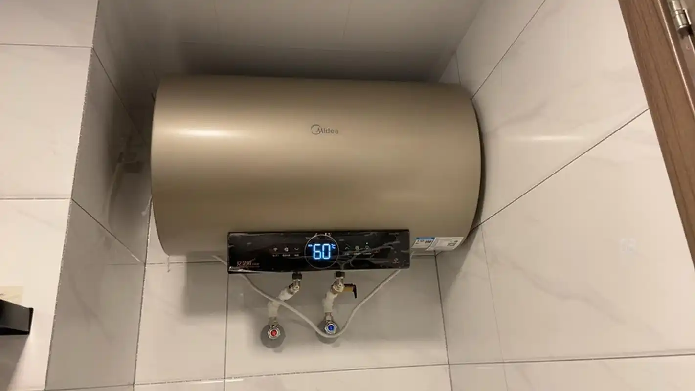 美的电热水器是一款储水式电热水器,具有60升的容量,采用高品质的