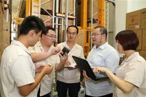 图①:青岛市局(公司)吕本伟劳模创新工作室成员对工作中发现的