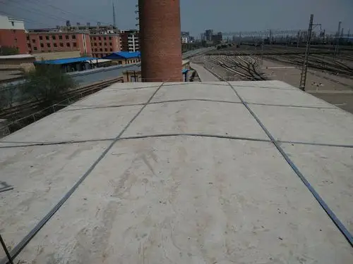 屋顶避雷网扁钢贴在表面未加15cm高的支撑座