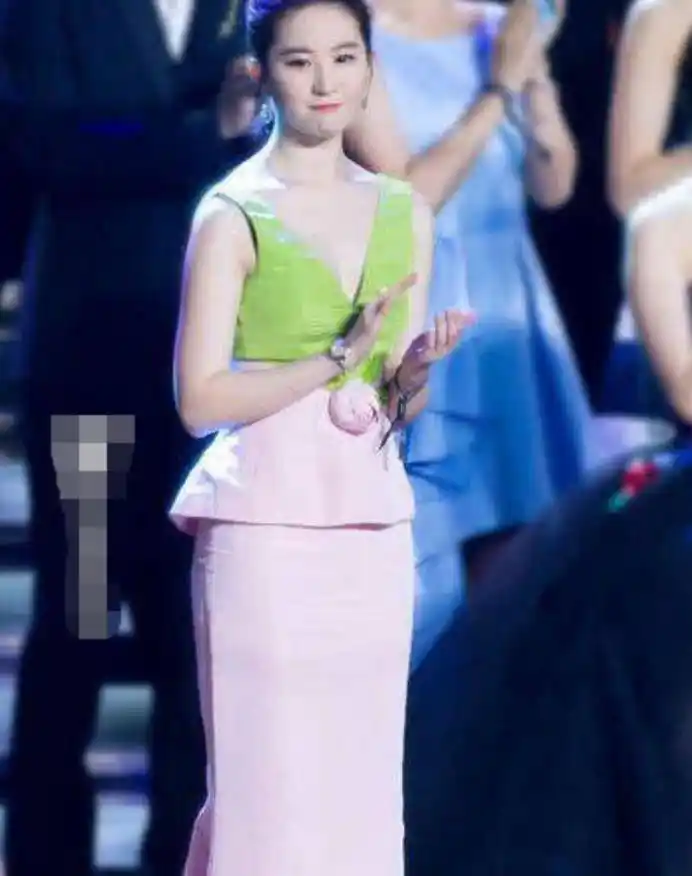 刘亦菲"寿桃装"出席活动,俯身的瞬间,观众齐齐为她点赞!