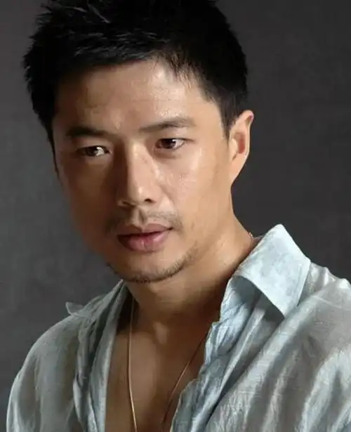 回顾段奕宏:娶了日籍师妹为妻,结婚11年无绯闻,活成人生赢家