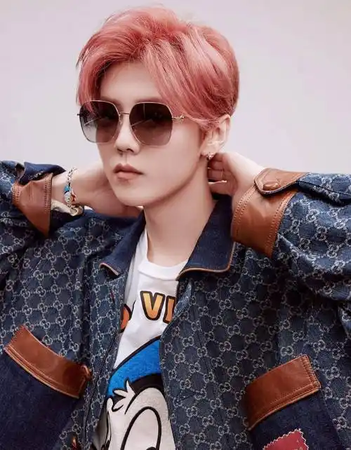 鹿晗好温柔,礼貌答应每位路人签字要求,对小孩子格外宠溺_关晓彤_人品