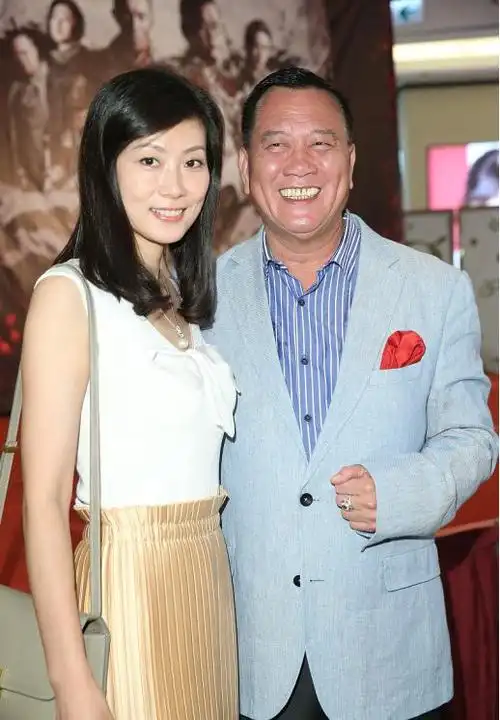 万梓良郭明黎夫妇挺恩爱两人站一起时挺腻歪穿衣风格却不相似