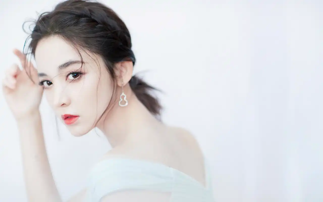 古力娜扎仙气十足写真桌面壁纸