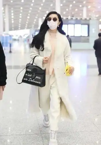 范冰冰真是"精致女孩"典范,穿白色毛绒大衣配白裤子,高级洋气