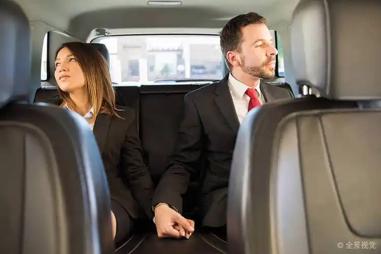 商务人士_旅行_一起_汽车_年轻_情侣_握手_看别处_高清图片_全景视觉