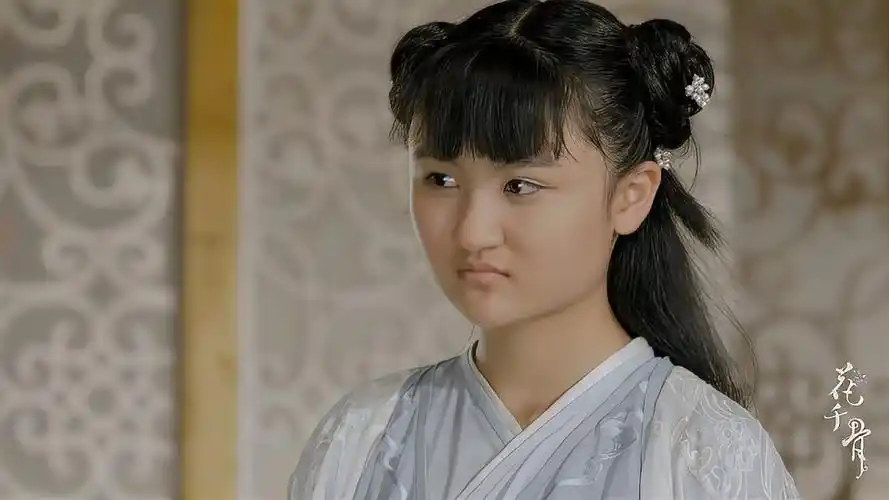 花千骨小骨赶来见师父不小心把宫铃掉地上这下可麻烦了