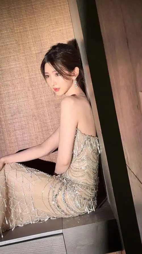 毛晓彤真空穿深v抹胸长裙事业线太吸睛丰满有料人间芭比