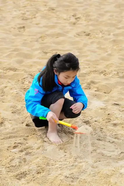 5元钱给妞买了个挖沙小铲,妞脱了鞋袜光脚走沙,我和爸爸东西过多