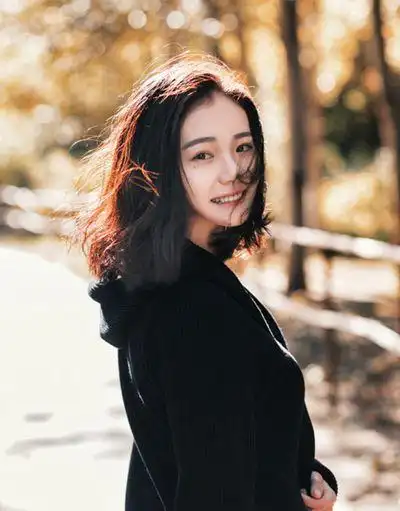 青纯好看的女生中长发发型简单女生中长发型发