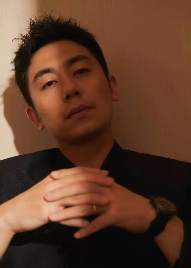 朱亚文光影写真来袭一身不规则西装故事感十足