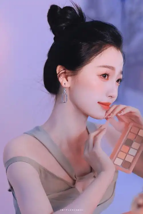 虞书欣丸子头托脸照