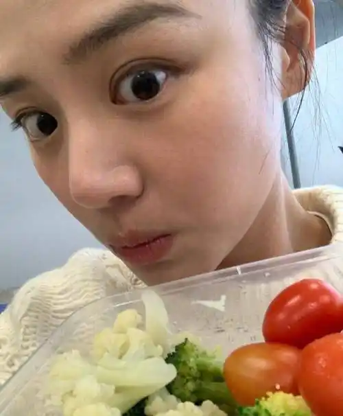 马思纯肚子赘肉喜提热搜,本人晒"蚂蚁腰"p图正面回应太刚了_身材_因为