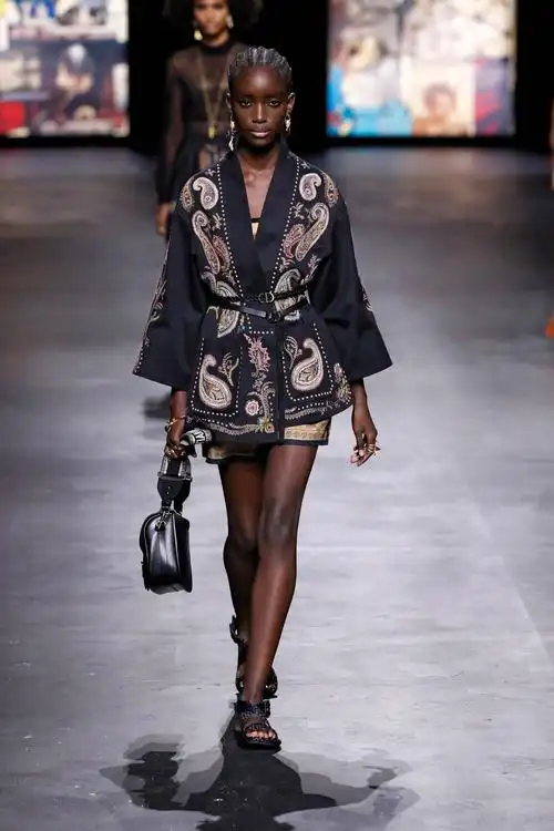 巴黎时装周:迪奥发布春夏新品成衣_手机搜狐网