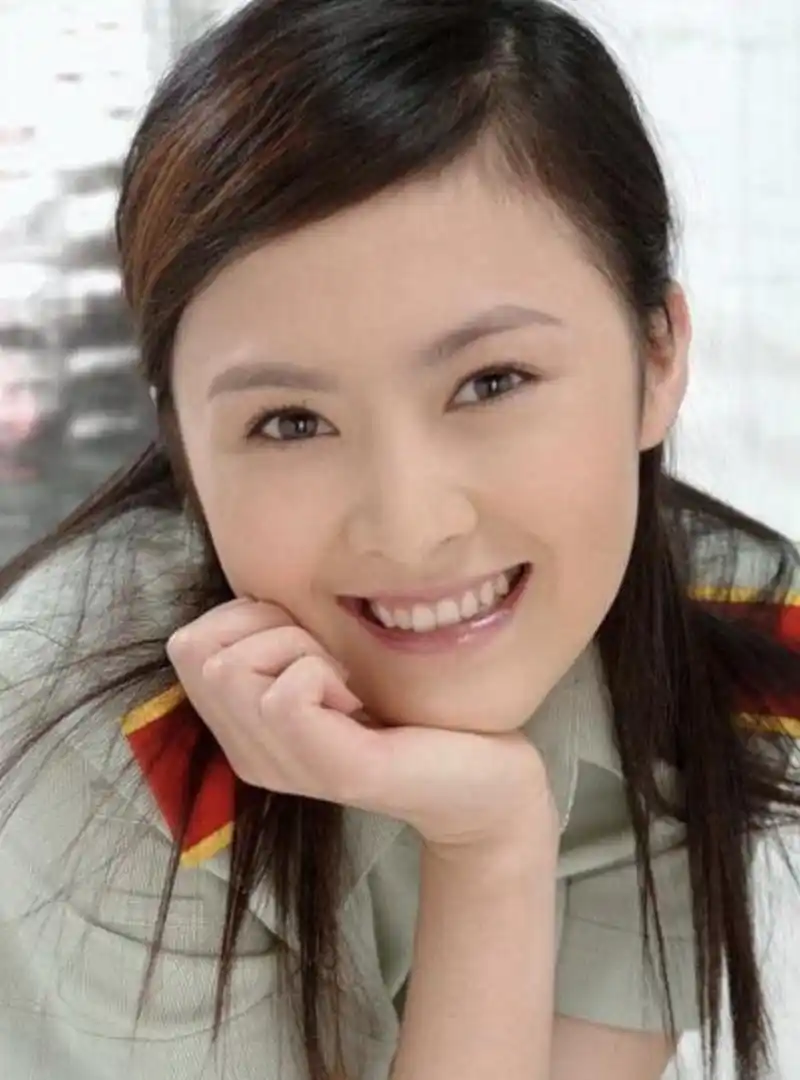 4月24日沈腾老婆王琦被拍到深夜和男性朋友聚餐.