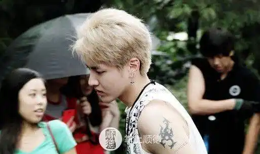 吴亦凡明星示范:纹身建议:臂膀上的图案我们可以选择坐标系或者经纬度