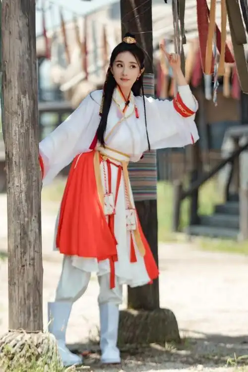 杨幂又出"新造型"!千篇一律却又富含亮点?她是怎么做到的?