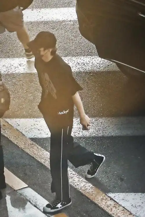 刘耀文机场最新饭拍图这宽肩我是真的可以回家好好休息