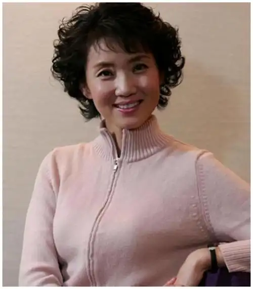 李修平曾是央视首席女主播工作28年0失误退休后现原形