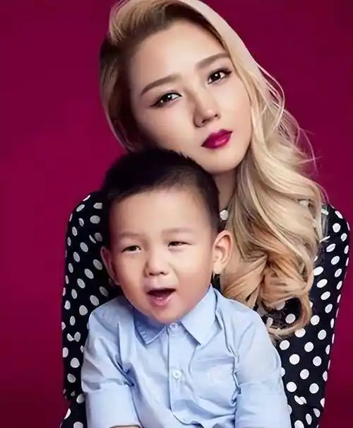 14年后再看何洁释小龙,一个身价过亿,一个证实郭德纲说得没错_女孩子