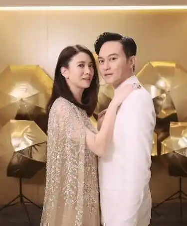 袁咏仪夫妇拍大片张智霖坐直升机出场超帅气结婚20年眼神太真实