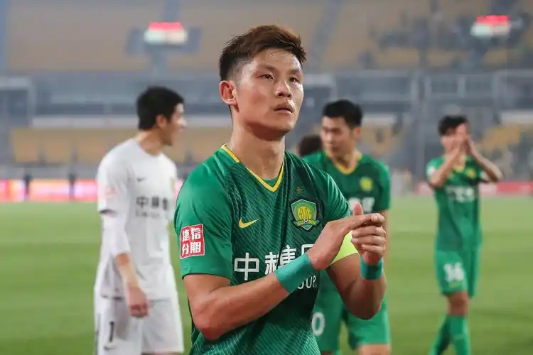 于洋为队友鼓掌,他平时很关照年轻球员.图/视觉中国