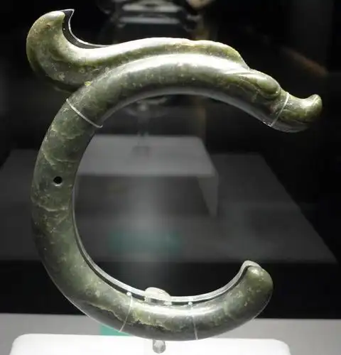 玉龙凤佩,新石器时代红山文化晚期,朝阳市牛河梁遗址出土,辽宁省文物