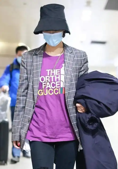 张歆艺穿衣随性但还挺有品质格纹西装配t恤中年穿得活泼时髦