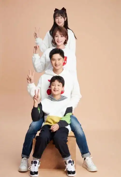 田亮除夕晒全家福一家四口花式摆拍自称复制粘贴组合