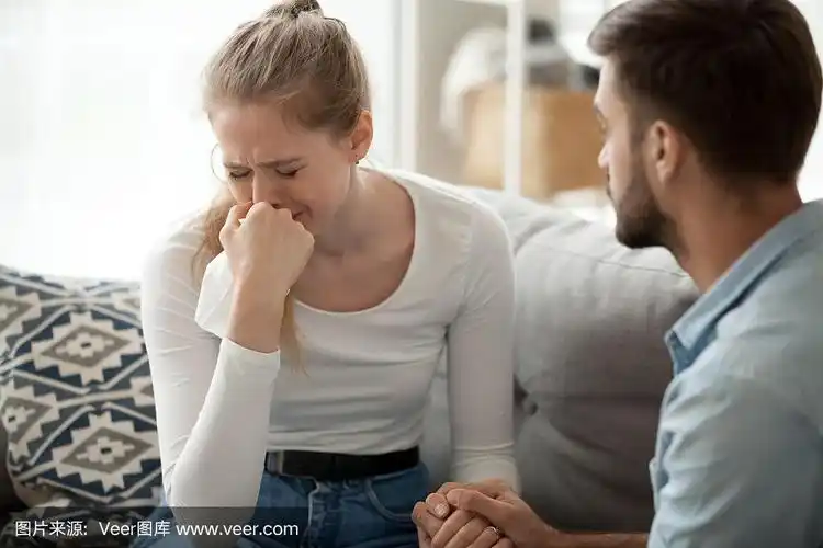 有爱心的丈夫男人安慰安慰伤心哭泣的妻子女人