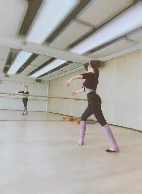 刘亦菲晒芭蕾舞照片穿练功服身段优美不穿古装也是神仙姐姐