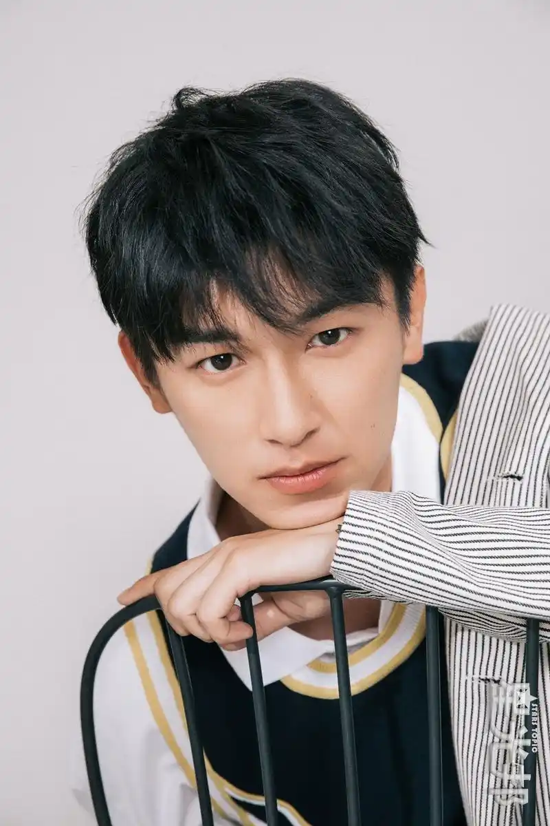 杨旭文最新美图曝光演绎秋季时尚穿搭