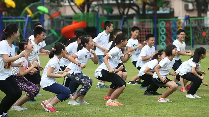 沪上小学一到三年级开始每周加1节体育课,加课三大问题怎么解?