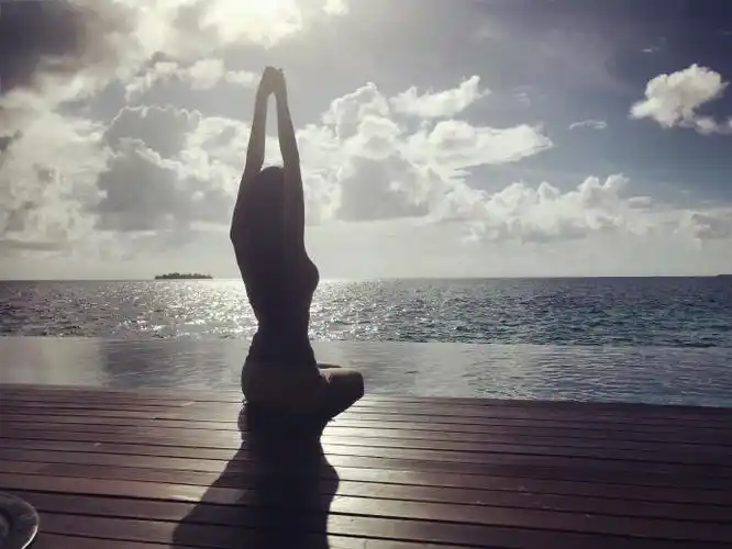 海边的背影照更是一展凹凸有致的好身材.