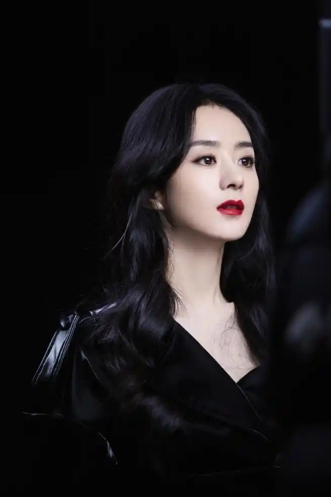 组图:赵丽颖半露肩皮裙秀直角肩 黑发红唇侧身回眸甜酷气场全开