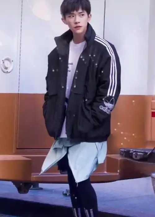 也有的网友发现,易烊千玺穿了一条紧身的裤子,这样的裤子显出了易烊