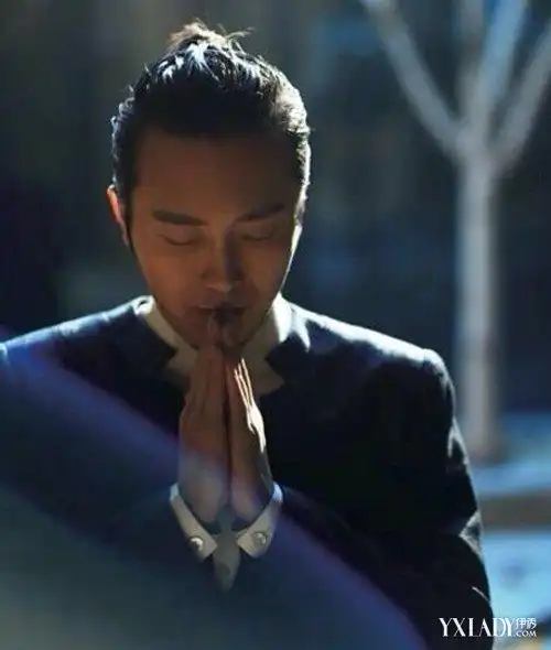 李玉刚出家看破红尘 与范小宁昔日亲密照曝光