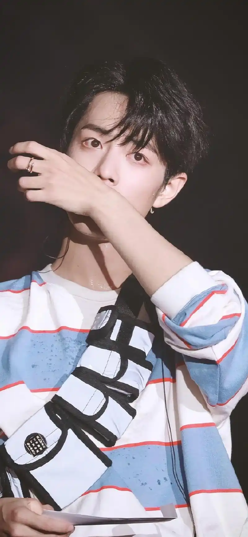 肖战可爱俏皮高清手机壁纸