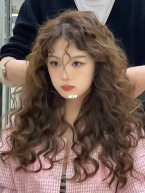 女生发型推荐慵懒法式烫发头顶蓬松显脸小