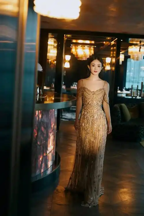 赵丽颖鎏金连衣裙造型雍容华贵气质不凡