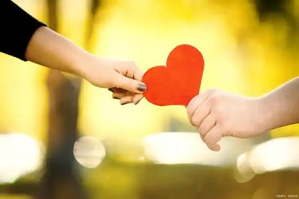 爱是亲人朋友之间的相互关心关爱,爱是恋人之间充满甜蜜温馨的爱情