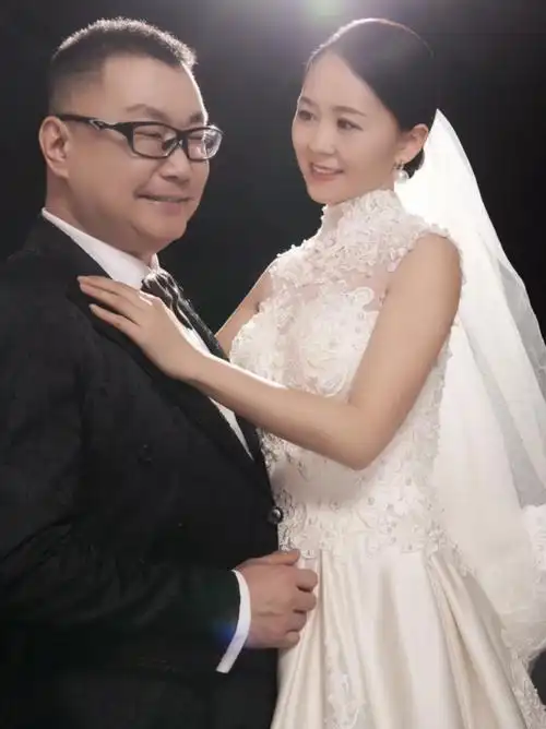 52岁尹相杰携妻子商演捞金,穿旧衣肚腩突出,小16岁妻子白得发光