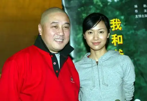 图文:徐静蕾出席作品主题招待会(2)-徐静蕾与叶大鹰