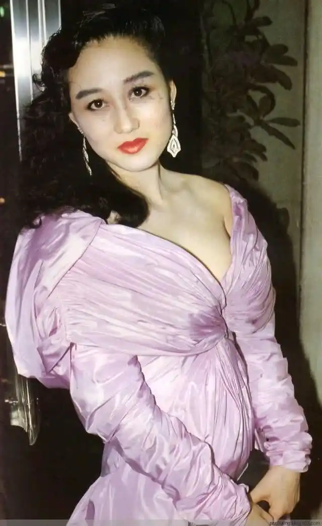 李连杰妻子利智近照曝光,多少人为她痴迷如今隐退成为路人