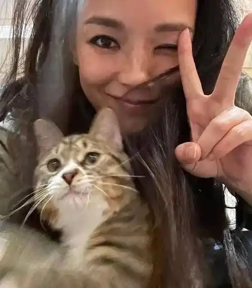 原创舒淇晒私下素颜照眼角皱纹和斑都看得见不美颜磨皮老态明显