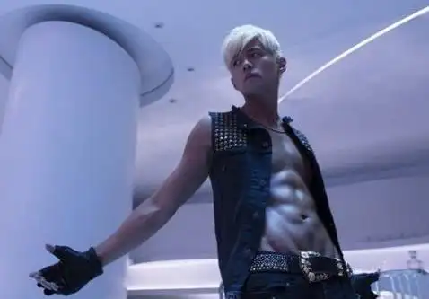 据台湾媒体报道,周杰伦为新专辑《十二新作》狂秀肌肉,除了先前就忍不