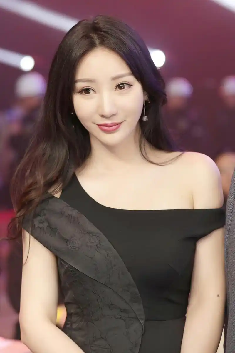 柳岩43岁还是单身,这个话题似乎成为了人们茶余饭后的谈资.