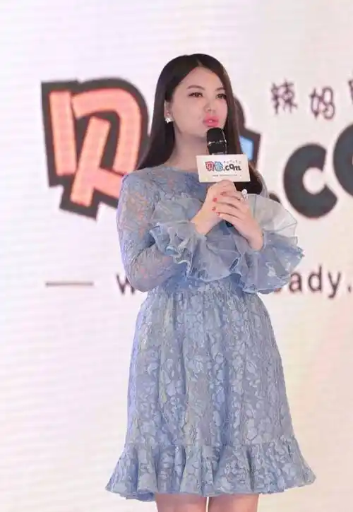 原创李湘的小脸还真是逐渐圆润了穿着一身时尚长裙还挺有女人味的