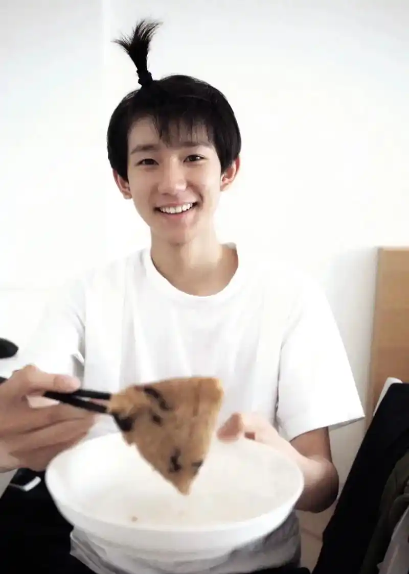 今天早上 源哥@tfboys-王源 喂我吃了早饭00中 - 抖音