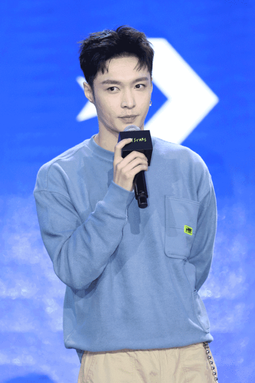 张艺兴蓝色卫衣亮相阳光帅气 夸中国街舞人未来可期_手机搜狐网